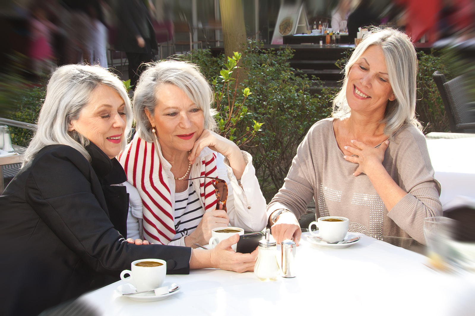 Freundinnen in der Stadt Kaffee trinken